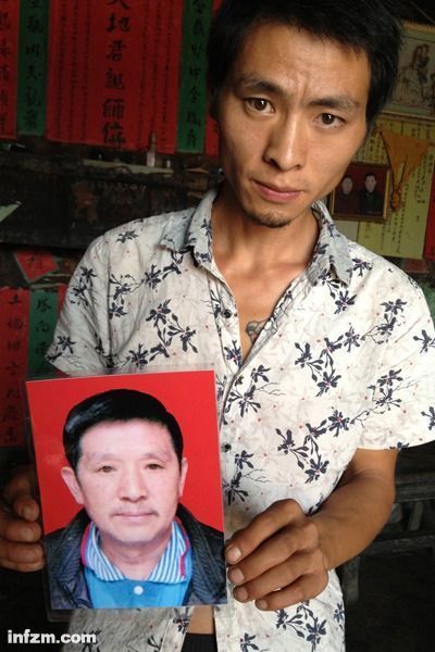 程興貴的兒子程正鵬拿著父親的遺照。程興貴自殺后，政府補償程家6000多塊錢，并終于認定了程興貴的代課教齡。 (南方周末記者雷磊/圖)