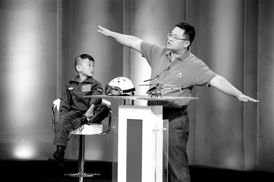 9月6日，“鷹爸”和多多在北京科影制片廠錄制一檔節(jié)目。