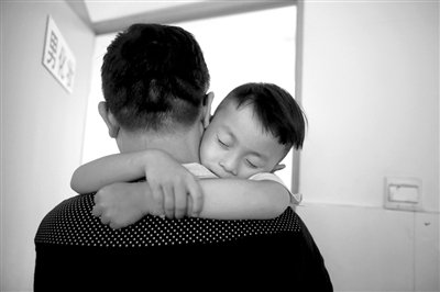 9月6日，“鷹爸”抱著多多去化妝間，準備錄制節(jié)目。