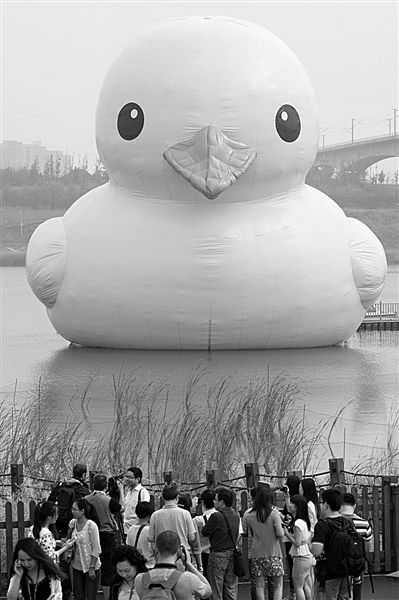 前日，大黃鴨首秀時(shí)，皮膚發(fā)皺、嘴巴尖尖朝下嘟，顯得頗為“委屈”。