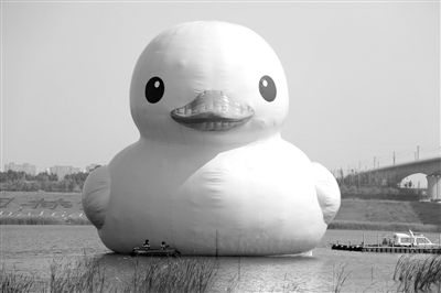 昨日，經(jīng)過(guò)連夜修正，大黃鴨的嘴部已恢復(fù)變寬，和在香港展出時(shí)看起來(lái)一樣。