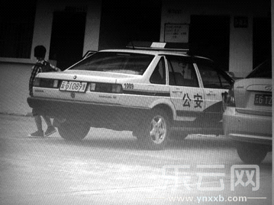 被指接送小孩上學(xué)的警車。