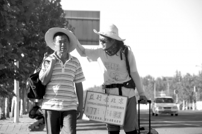 徒步旅途的第77天，雷闖與父親一起前行。雷闖供圖