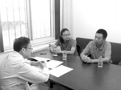 9月13日下午，雷闖(中)與父親在國家衛(wèi)計委遞交建議信，與衛(wèi)計委工作人員交流?！±钻J供圖