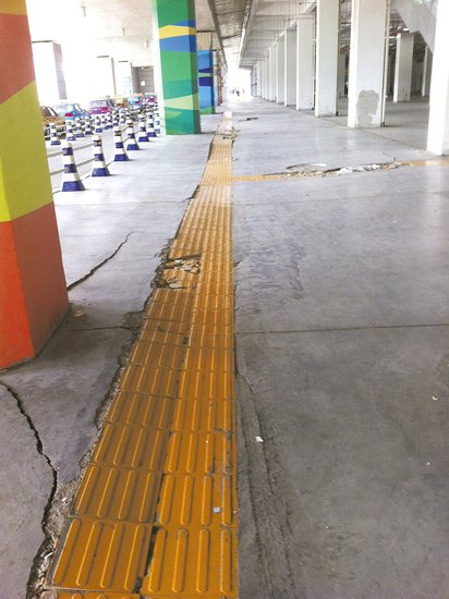 在溫嶺火車站架空層，由于沉降產(chǎn)生的裂縫到處可見。