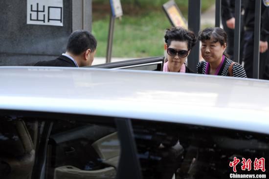 圖為宣判結(jié)束后夢(mèng)鴿面無(wú)表情走出海淀法院，乘車(chē)離開(kāi)。