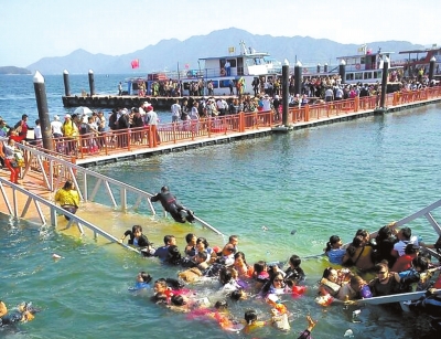 昨天，廬山西海景區(qū)過橋塌陷，致十數(shù)名游客落水。圖/東方IC