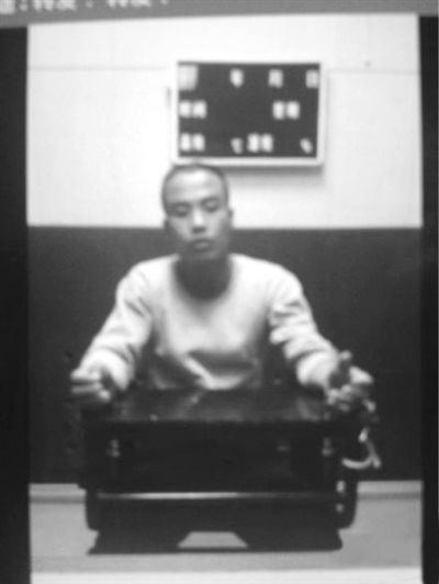 案發(fā)后,當(dāng)?shù)卮迕駛儑^(guān)現(xiàn)場(chǎng)。網(wǎng)絡(luò)截圖