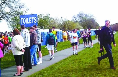 北京馬拉松“尿紅墻” 集體噓噓是傳統(tǒng)？