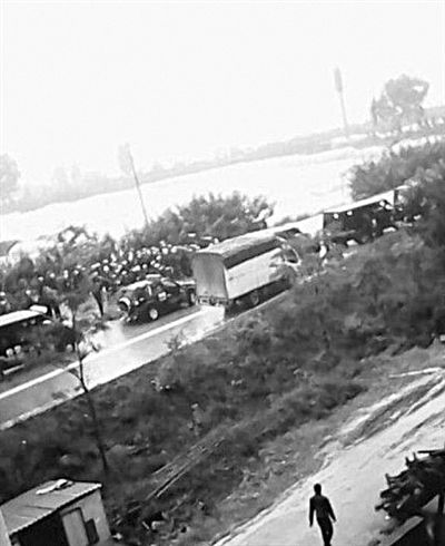 22日，云南晉寧數(shù)百村民與警方對峙。網(wǎng)絡(luò)截圖