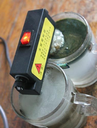 試驗(yàn)后的水對比，工程供水變成了墨綠色