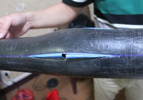 爆裂的水管，像被刀劃開一樣