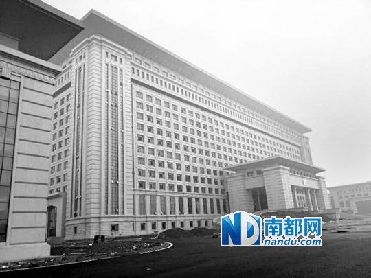 圖片顯示，湖南攸縣新建的發(fā)展中心樓群氣派，廣場龐大。 圖片來源：天涯論壇