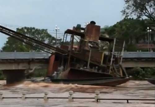 抽砂船卡在橋下。