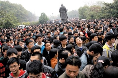 去年3月16日，武漢華中科技大學(xué)，“北約”、“華約”、“卓越”聯(lián)盟自主招生選拔考試湖北考點，考生等待進場。 圖/CFP