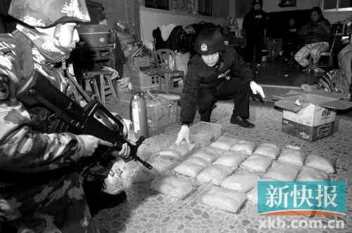 警方在村民家中搜獲大量冰毒。