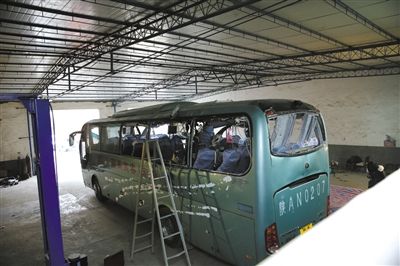 爆炸客車內(nèi)部已經(jīng)面目全非。據(jù)華商報