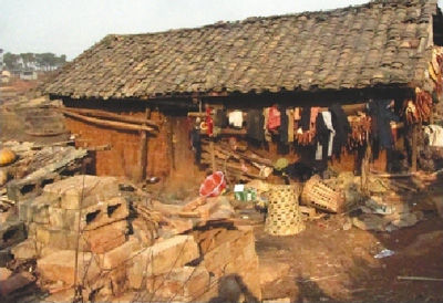 在村小的教室里,吉覺阿呷幫低年級學(xué)生削鉛筆。記者 張文攝