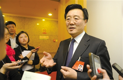 昨日，在十四屆人大二次會議順義代表團(tuán)全團(tuán)審議后，北京市人大代表、北京市常務(wù)副市長李士祥接受記者提問。新京報記者 浦峰 攝