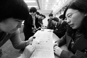 人大代表們就各自關(guān)心的話題熱烈討論。