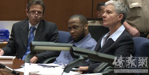 嫌犯鮑爾登（中）在法庭上。（僑報(bào)記者夏嘉攝）