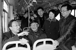 繆瑞林在車上與市民、乘委會委員交流 通訊員 卜照雪 攝