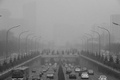 東三環(huán)農(nóng)展橋附近能見度很低。