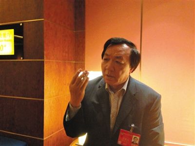 　昨日，在接受采訪時，何香久強調(diào)，大多公務(wù)員是勤勉工作的。