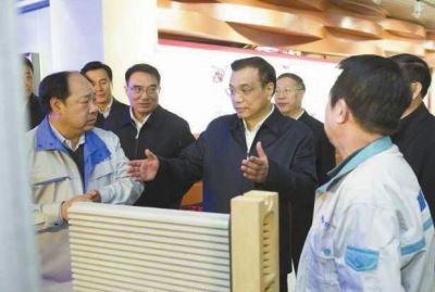 昨天，李克強(qiáng)在科技園查看PM2.5過濾設(shè)備。圖/新華視點(diǎn)微博