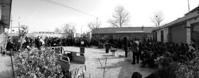 昨天下午，杜家疃村委會(huì)原文書李榮茂，向村民介紹當(dāng)天上午與街道辦溝通的情況。京華時(shí)報(bào)記者 懷若谷 攝