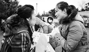 墓區(qū)服務(wù)員（右）見證了喪葬“綠化進程”。新華社發(fā)