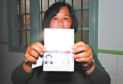 鄭修院的妻子拿著丈夫的護(hù)照，赴美簽證已經(jīng)辦好