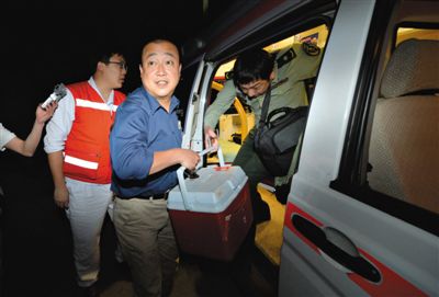 昨晚20時(shí)52分，活體心臟從直升機(jī)上取下后用救護(hù)車運(yùn)抵安貞醫(yī)院。昨晚，一顆等待移植給北京安貞醫(yī)院一名12歲男孩的活體心臟，從廣西桂林啟運(yùn)，4個(gè)多小時(shí)后順利抵達(dá)北京。