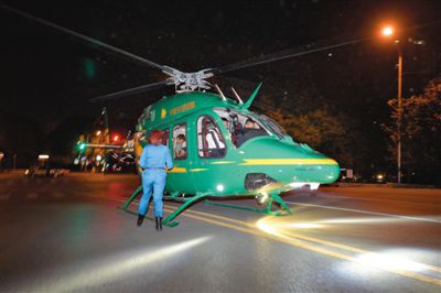 20∶48 直升機(jī)在安貞醫(yī)院西門北側(cè)200米的空地降落。