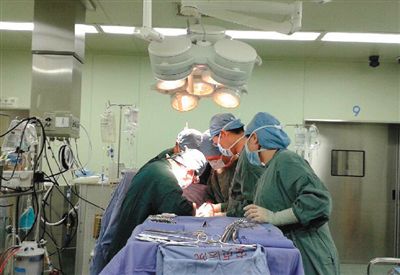 22∶30 手術(shù)正在緊張進(jìn)行中，著名心臟外科專家孟旭主任主刀。