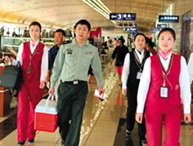 17∶25 南航工作人員引導(dǎo)陪運(yùn)醫(yī)務(wù)人員走快速登機(jī)通道。網(wǎng)絡(luò)截圖