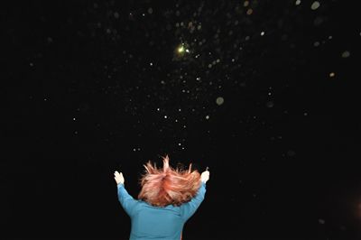 　20∶48 地勤指揮員向正在降落的直升機(jī)揮手表明降落地點(diǎn)。網(wǎng)絡(luò)截圖