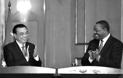 ▲國務(wù)院總理李克強在亞的斯亞貝巴與埃塞俄比亞總理海爾馬里亞姆會談后，共同會見記者。 新華社發(fā)