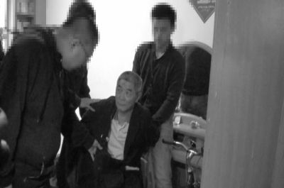 　向南夫被警方抓獲。