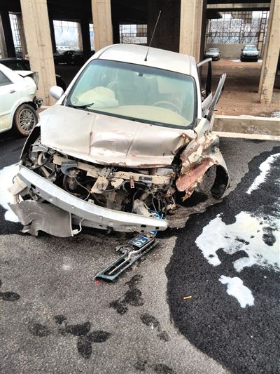 事發(fā)轎車(chē)。吳英供圖