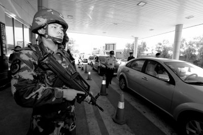 武警持槍警戒進(jìn)駐檢查站。