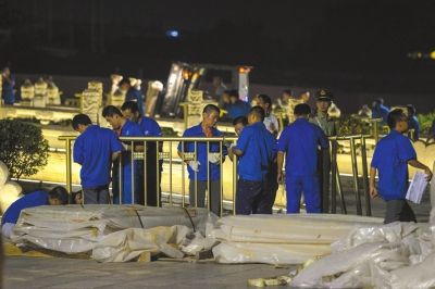 昨晚，工作人員正在為金水橋安裝金色護(hù)欄。京華時(shí)報(bào)記者潘之望攝