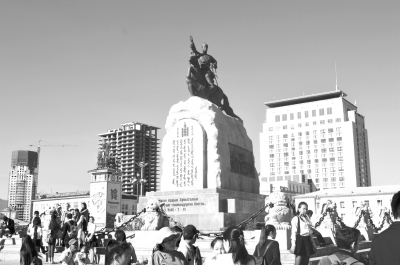 　圖為烏蘭巴托市成吉思汗廣場一角。 馬振華攝