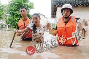 長(zhǎng)壽區(qū)，消防官兵搜救被困群眾。