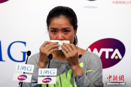 9月21日，李娜在北京召開退役發(fā)布會。圖為李娜在發(fā)布會上落淚。中新社發(fā) 韓海丹 攝