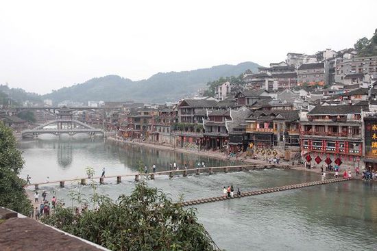 鳳凰古城以被吐槽七次高居最想吐槽榜榜首，而這七次吐槽全部來(lái)自在鳳凰古城隨機(jī)采訪的10名游客中。