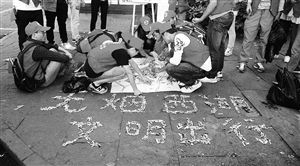 　志愿者用撿來(lái)的煙頭，拼起了“無(wú)煙西湖”圖案 通訊員供圖