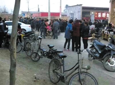 　11月9日下午，暴力催債的社會人員持械進入獻縣安莊后，村民們聚集在一起準備反抗。村民供圖