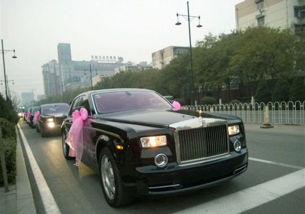 　11月23日，河北唐山街頭現(xiàn)價(jià)值超過(guò)2個(gè)億的婚禮車隊(duì)。