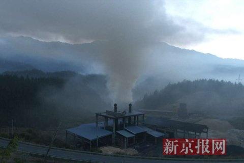 污染企業(yè)排放煙塵。當?shù)鼐W(wǎng)友供圖